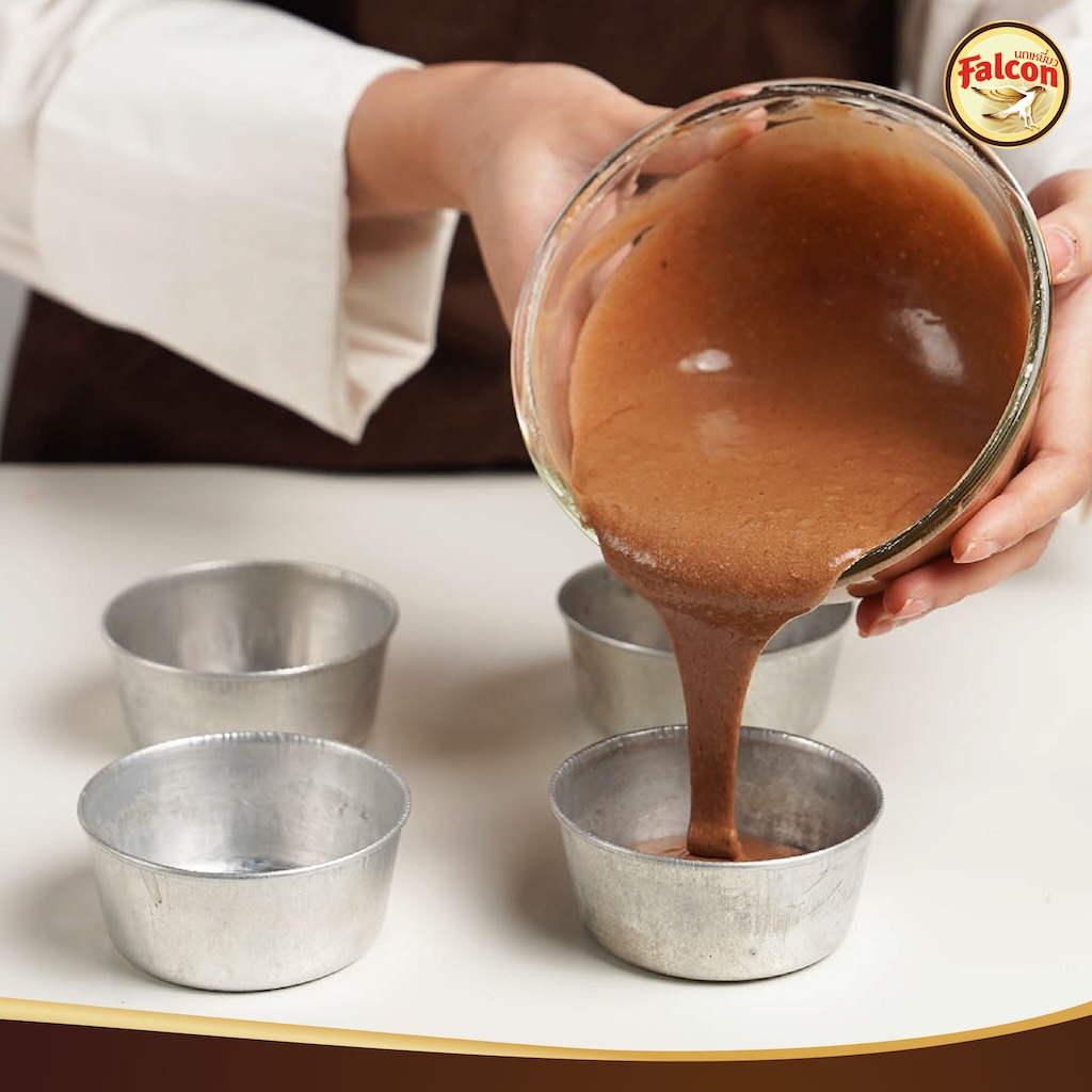 ขั้นตอนการทำSET BOX เค้กขายดี ต้อนรับช่วงเทศกาล จากผลิตภัณฑ์นมข้นจืด ตรานกเหยี่ยว ฟอลคอน และ ข้นหวาน ตรานกเหยี่ยว ฟอลคอน (ฟอลคอนถุงบีบ) และ นมสำหรับตีฟองและผสมเครื่องดื่ม ตรานกเหยี่ยว ฟอลคอน