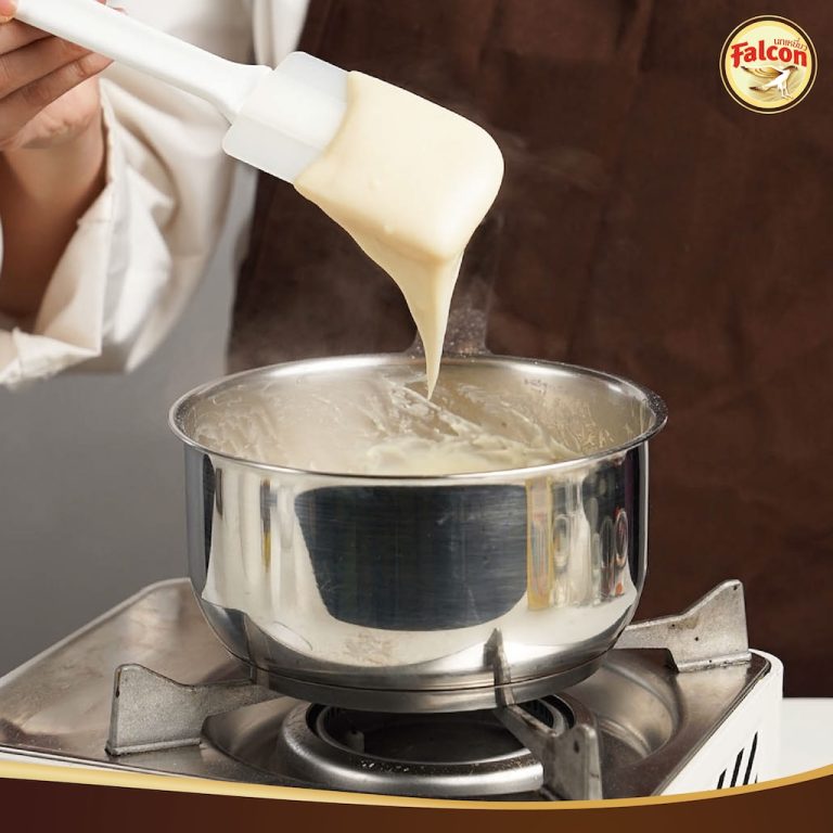 ขั้นตอนการทำSET BOX เค้กขายดี ต้อนรับช่วงเทศกาล จากผลิตภัณฑ์นมข้นจืด ตรานกเหยี่ยว ฟอลคอน และ ข้นหวาน ตรานกเหยี่ยว ฟอลคอน (ฟอลคอนถุงบีบ) และ นมสำหรับตีฟองและผสมเครื่องดื่ม ตรานกเหยี่ยว ฟอลคอน