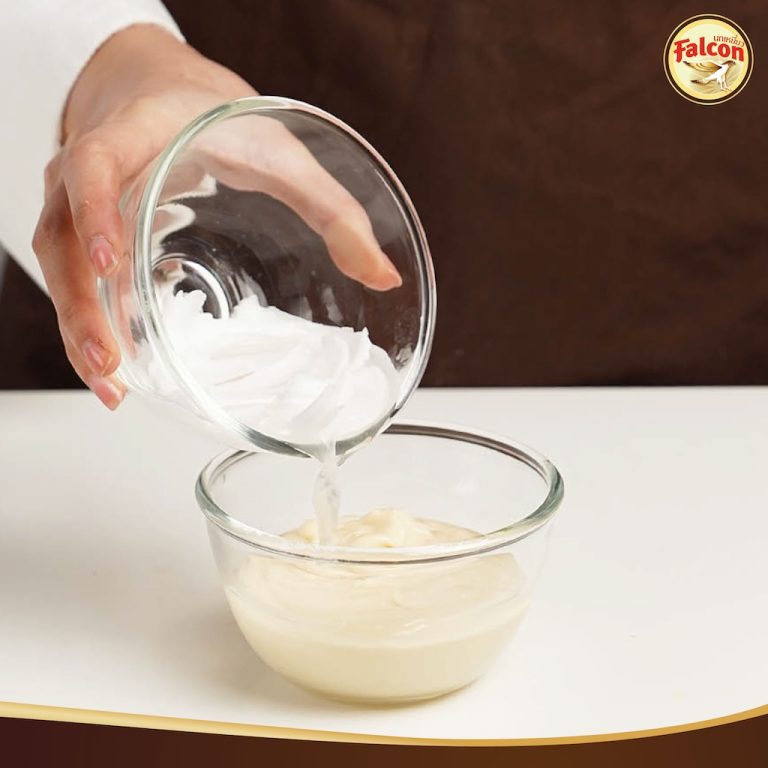 ขั้นตอนการทำSET BOX เค้กขายดี ต้อนรับช่วงเทศกาล จากผลิตภัณฑ์นมข้นจืด ตรานกเหยี่ยว ฟอลคอน และ ข้นหวาน ตรานกเหยี่ยว ฟอลคอน (ฟอลคอนถุงบีบ) และ นมสำหรับตีฟองและผสมเครื่องดื่ม ตรานกเหยี่ยว ฟอลคอน