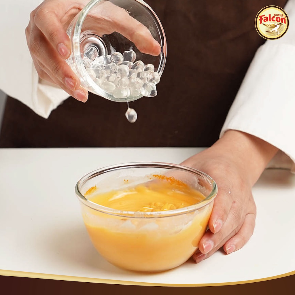 ขั้นตอนการทำSET BOX เค้กขายดี ต้อนรับช่วงเทศกาล จากผลิตภัณฑ์นมข้นจืด ตรานกเหยี่ยว ฟอลคอน และ ข้นหวาน ตรานกเหยี่ยว ฟอลคอน (ฟอลคอนถุงบีบ) และ นมสำหรับตีฟองและผสมเครื่องดื่ม ตรานกเหยี่ยว ฟอลคอน