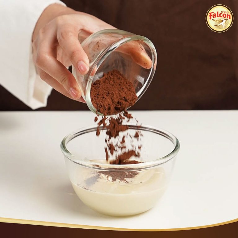 ขั้นตอนการทำSET BOX เค้กขายดี ต้อนรับช่วงเทศกาล จากผลิตภัณฑ์นมข้นจืด ตรานกเหยี่ยว ฟอลคอน และ ข้นหวาน ตรานกเหยี่ยว ฟอลคอน (ฟอลคอนถุงบีบ) และ นมสำหรับตีฟองและผสมเครื่องดื่ม ตรานกเหยี่ยว ฟอลคอน