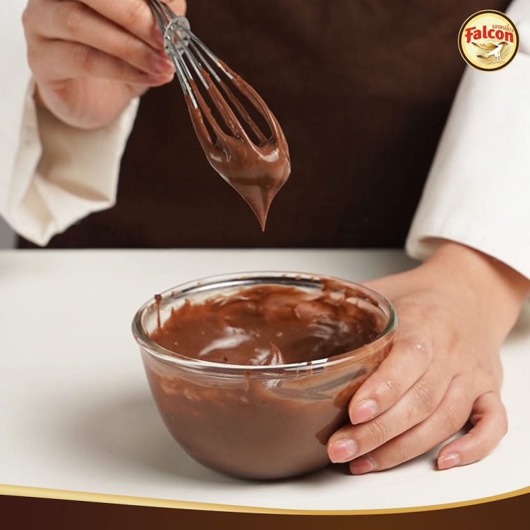 ขั้นตอนการทำSET BOX เค้กขายดี ต้อนรับช่วงเทศกาล จากผลิตภัณฑ์นมข้นจืด ตรานกเหยี่ยว ฟอลคอน และ ข้นหวาน ตรานกเหยี่ยว ฟอลคอน (ฟอลคอนถุงบีบ) และ นมสำหรับตีฟองและผสมเครื่องดื่ม ตรานกเหยี่ยว ฟอลคอน