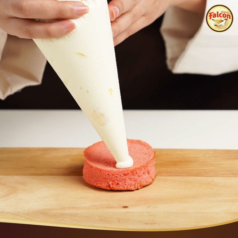 ขั้นตอนการทำSET BOX เค้กขายดี ต้อนรับช่วงเทศกาล จากผลิตภัณฑ์นมข้นจืด ตรานกเหยี่ยว ฟอลคอน และ ข้นหวาน ตรานกเหยี่ยว ฟอลคอน (ฟอลคอนถุงบีบ) และ นมสำหรับตีฟองและผสมเครื่องดื่ม ตรานกเหยี่ยว ฟอลคอน