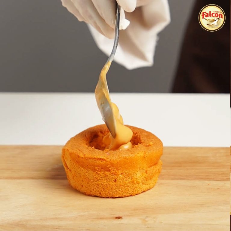 ขั้นตอนการทำSET BOX เค้กขายดี ต้อนรับช่วงเทศกาล จากผลิตภัณฑ์นมข้นจืด ตรานกเหยี่ยว ฟอลคอน และ ข้นหวาน ตรานกเหยี่ยว ฟอลคอน (ฟอลคอนถุงบีบ) และ นมสำหรับตีฟองและผสมเครื่องดื่ม ตรานกเหยี่ยว ฟอลคอน