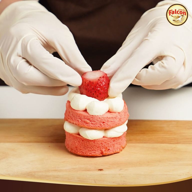 ขั้นตอนการทำSET BOX เค้กขายดี ต้อนรับช่วงเทศกาล จากผลิตภัณฑ์นมข้นจืด ตรานกเหยี่ยว ฟอลคอน และ ข้นหวาน ตรานกเหยี่ยว ฟอลคอน (ฟอลคอนถุงบีบ) และ นมสำหรับตีฟองและผสมเครื่องดื่ม ตรานกเหยี่ยว ฟอลคอน