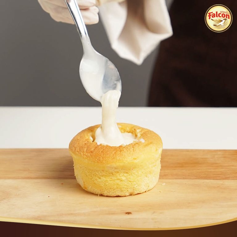 ขั้นตอนการทำSET BOX เค้กขายดี ต้อนรับช่วงเทศกาล จากผลิตภัณฑ์นมข้นจืด ตรานกเหยี่ยว ฟอลคอน และ ข้นหวาน ตรานกเหยี่ยว ฟอลคอน (ฟอลคอนถุงบีบ) และ นมสำหรับตีฟองและผสมเครื่องดื่ม ตรานกเหยี่ยว ฟอลคอน