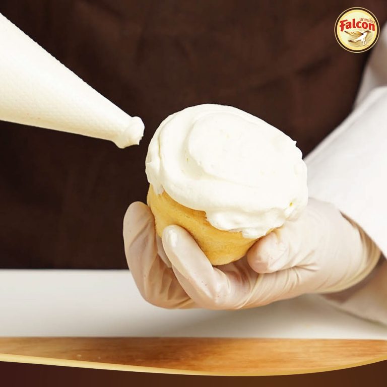 ขั้นตอนการทำSET BOX เค้กขายดี ต้อนรับช่วงเทศกาล จากผลิตภัณฑ์นมข้นจืด ตรานกเหยี่ยว ฟอลคอน และ ข้นหวาน ตรานกเหยี่ยว ฟอลคอน (ฟอลคอนถุงบีบ) และ นมสำหรับตีฟองและผสมเครื่องดื่ม ตรานกเหยี่ยว ฟอลคอน