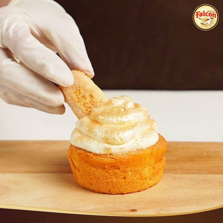 ขั้นตอนการทำSET BOX เค้กขายดี ต้อนรับช่วงเทศกาล จากผลิตภัณฑ์นมข้นจืด ตรานกเหยี่ยว ฟอลคอน และ ข้นหวาน ตรานกเหยี่ยว ฟอลคอน (ฟอลคอนถุงบีบ) และ นมสำหรับตีฟองและผสมเครื่องดื่ม ตรานกเหยี่ยว ฟอลคอน