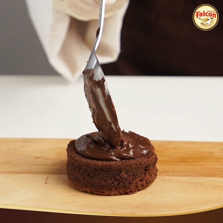 ขั้นตอนการทำSET BOX เค้กขายดี ต้อนรับช่วงเทศกาล จากผลิตภัณฑ์นมข้นจืด ตรานกเหยี่ยว ฟอลคอน และ ข้นหวาน ตรานกเหยี่ยว ฟอลคอน (ฟอลคอนถุงบีบ) และ นมสำหรับตีฟองและผสมเครื่องดื่ม ตรานกเหยี่ยว ฟอลคอน