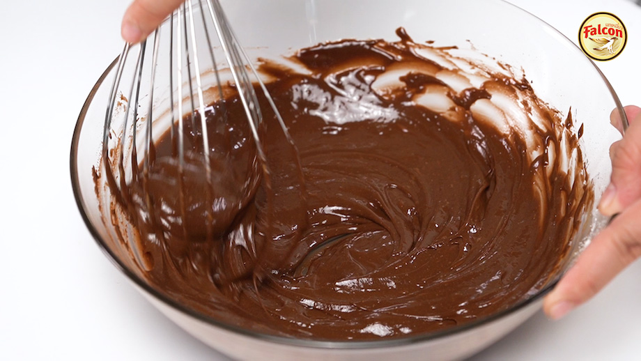 ขั้นตอนการทำเค้กโรลช็อกโกแลต จากผลิตภัณฑ์นมข้นจืด ตรานกเหยี่ยว ฟอลคอน