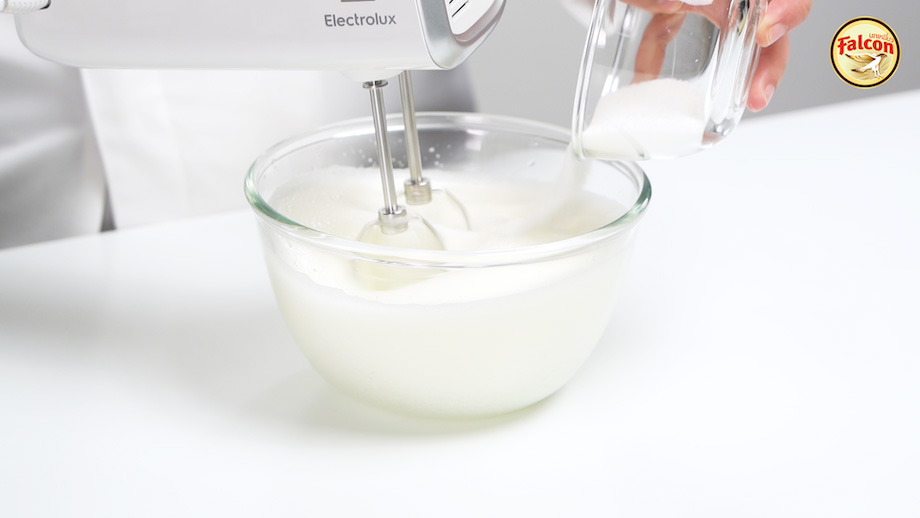 ขั้นตอนการทำเค้กโรลช็อกโกแลต จากผลิตภัณฑ์นมข้นจืด ตรานกเหยี่ยว ฟอลคอน