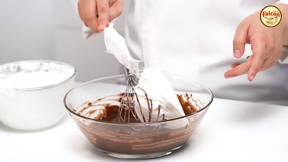 ขั้นตอนการทำเค้กโรลช็อกโกแลต จากผลิตภัณฑ์นมข้นจืด ตรานกเหยี่ยว ฟอลคอน
