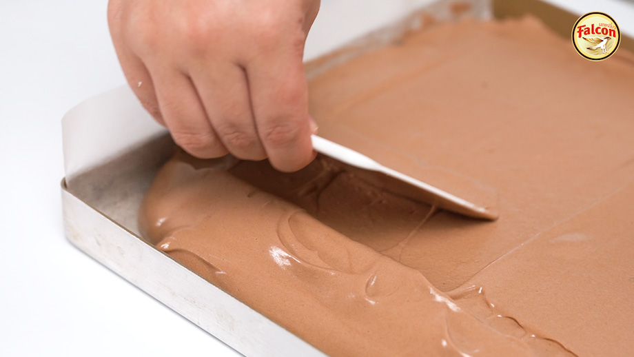 ขั้นตอนการทำเค้กโรลช็อกโกแลต จากผลิตภัณฑ์นมข้นจืด ตรานกเหยี่ยว ฟอลคอน