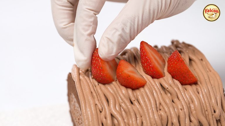 ขั้นตอนการทำเค้กโรลช็อกโกแลต จากผลิตภัณฑ์นมข้นจืด ตรานกเหยี่ยว ฟอลคอน