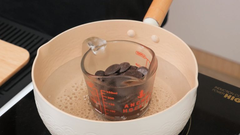 ขั้นตอนการทำแก้วแคร็กช็อกโกแลต จากผลิตภัณฑ์ตรานกเหยี่ยว ฟอลคอน