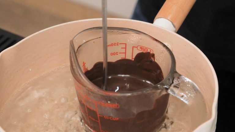 ขั้นตอนการทำแก้วแคร็กช็อกโกแลต จากผลิตภัณฑ์ตรานกเหยี่ยว ฟอลคอน