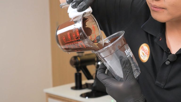 ขั้นตอนการทำแก้วแคร็กช็อกโกแลต จากผลิตภัณฑ์ตรานกเหยี่ยว ฟอลคอน