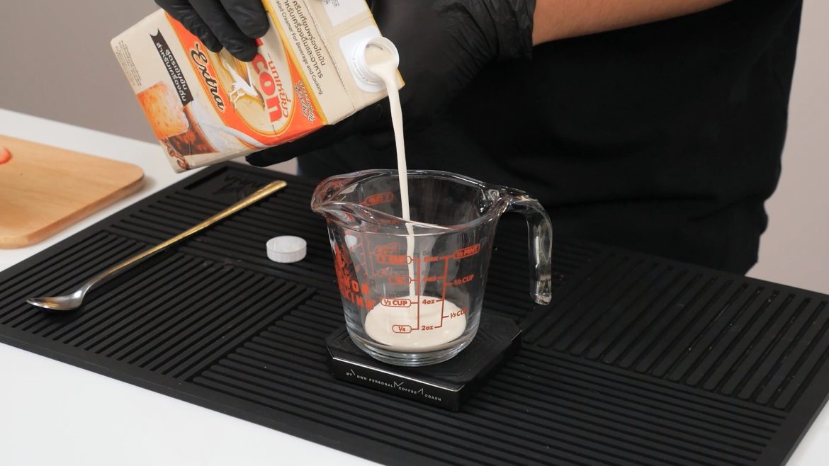 ขั้นตอนการทำเครื่องดื่มสตรอว์เบอร์รีสูตรเย็น จากผลิตภัณฑ์ตรานกเหยี่ยว ฟอลคอน