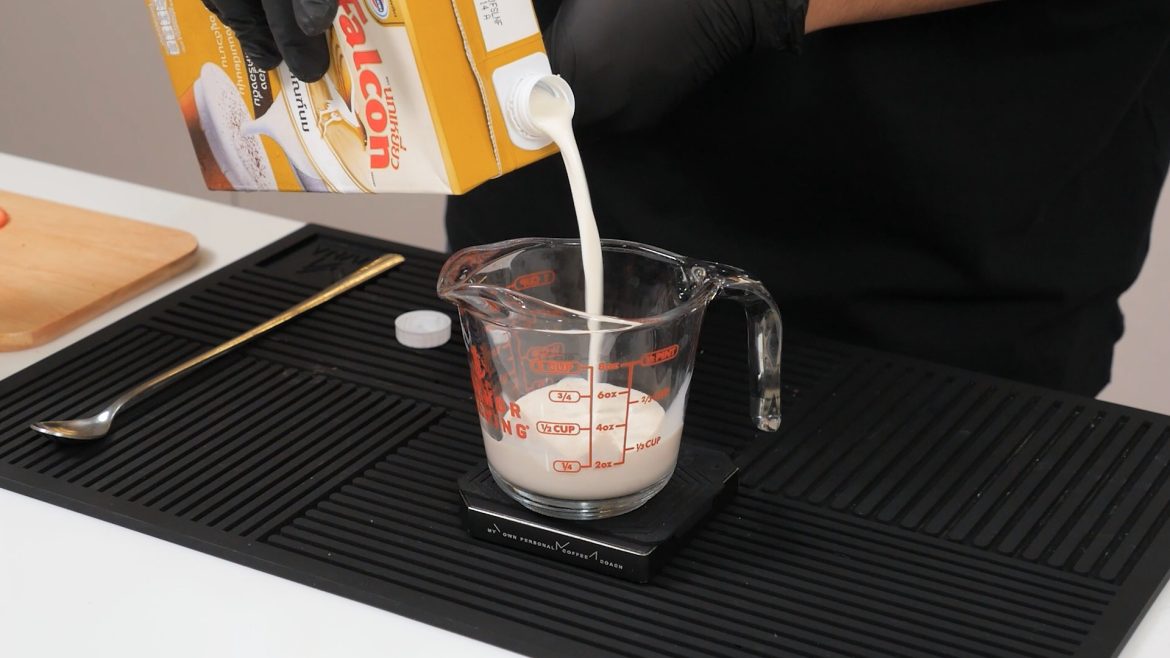 ขั้นตอนการทำเครื่องดื่มสตรอว์เบอร์รีสูตรเย็น จากผลิตภัณฑ์ตรานกเหยี่ยว ฟอลคอน