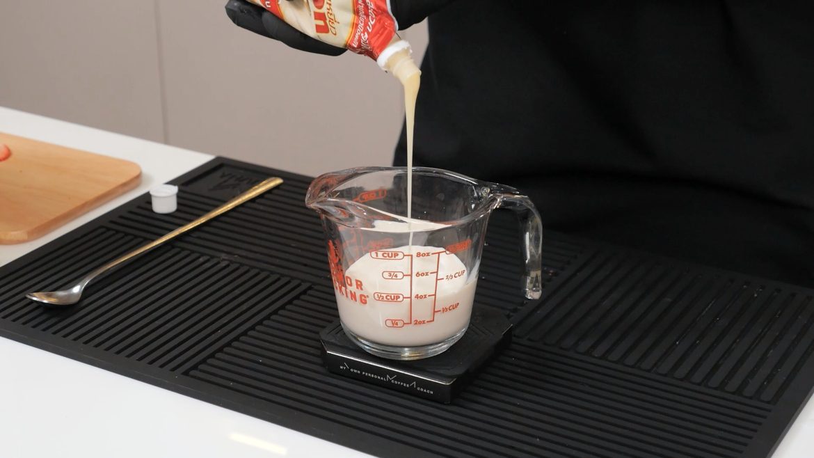 ขั้นตอนการทำเครื่องดื่มสตรอว์เบอร์รีสูตรเย็น จากผลิตภัณฑ์ตรานกเหยี่ยว ฟอลคอน