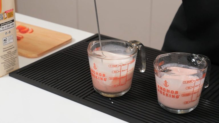 ขั้นตอนการทำเครื่องดื่มสตรอว์เบอร์รีสูตรเย็น จากผลิตภัณฑ์ตรานกเหยี่ยว ฟอลคอน