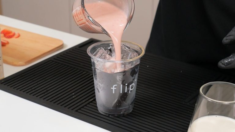 ขั้นตอนการทำเครื่องดื่มสตรอว์เบอร์รีสูตรเย็น จากผลิตภัณฑ์ตรานกเหยี่ยว ฟอลคอน