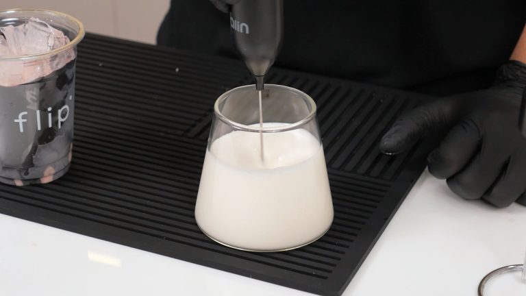 ขั้นตอนการทำเครื่องดื่มสตรอว์เบอร์รีสูตรเย็น จากผลิตภัณฑ์ตรานกเหยี่ยว ฟอลคอน