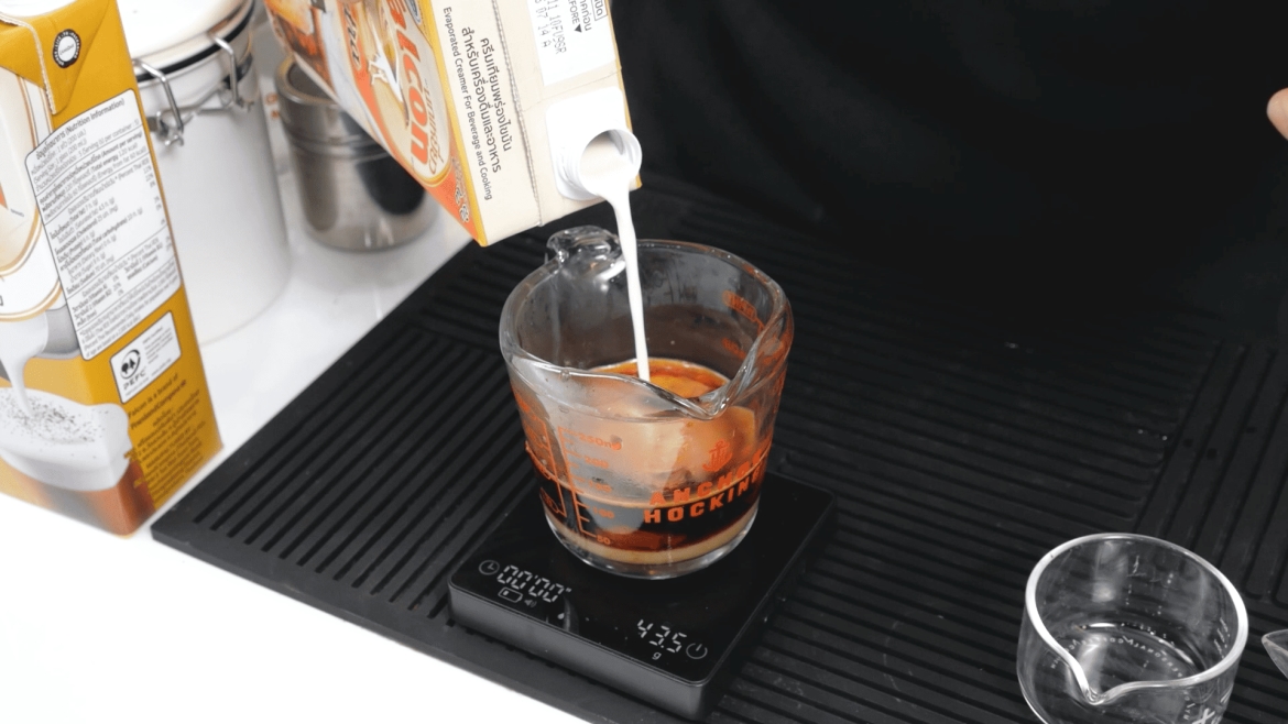 ขั้นตอนการทำเมนู ชาไทย จากผลิตภัณฑ์ตรานกเหยี่ยว ฟอลคอน