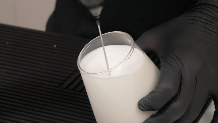 ขั้นตอนการทำเครื่องดื่มสตรอว์เบอร์รีสูตรเย็น จากผลิตภัณฑ์ตรานกเหยี่ยว ฟอลคอน