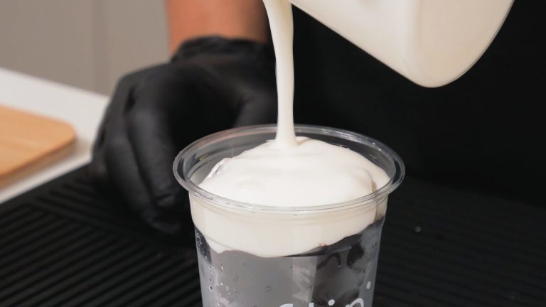 ขั้นตอนการทำเครื่องดื่มสตรอว์เบอร์รีสูตรเย็น จากผลิตภัณฑ์ตรานกเหยี่ยว ฟอลคอน