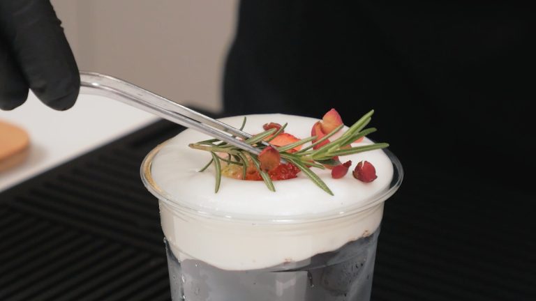 ขั้นตอนการทำเครื่องดื่มสตรอว์เบอร์รีสูตรเย็น จากผลิตภัณฑ์ตรานกเหยี่ยว ฟอลคอน