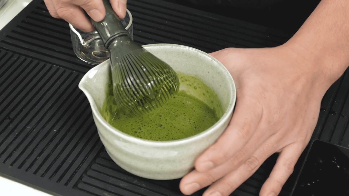 ขั้นตอนการทำเมนู มัทฉะลาเต้ จากผลิตภัณฑ์ตรานกเหยี่ยว ฟอลคอน