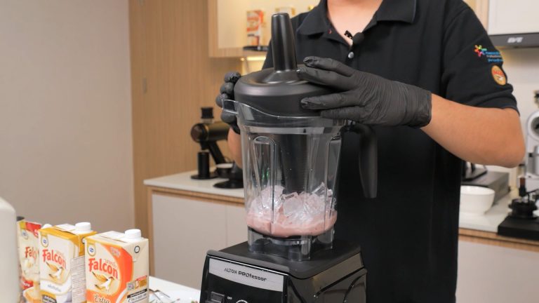 ขั้นตอนการทำสตรอว์เบอร์รีสูตรปั่น จากผลิตภัณฑ์ตรานกเหยี่ยว ฟอลคอน