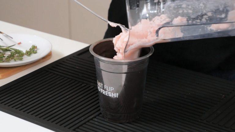 ขั้นตอนการทำสตรอว์เบอร์รีสูตรปั่น จากผลิตภัณฑ์ตรานกเหยี่ยว ฟอลคอน