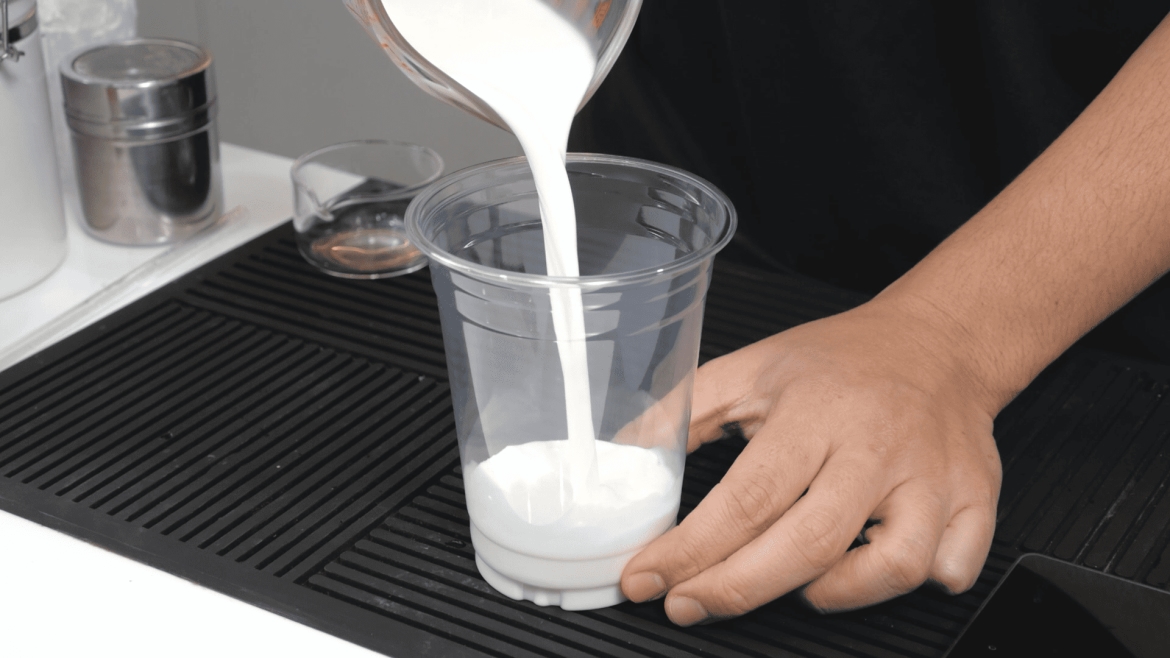 ขั้นตอนการทำเมนู มัทฉะลาเต้ จากผลิตภัณฑ์ตรานกเหยี่ยว ฟอลคอน