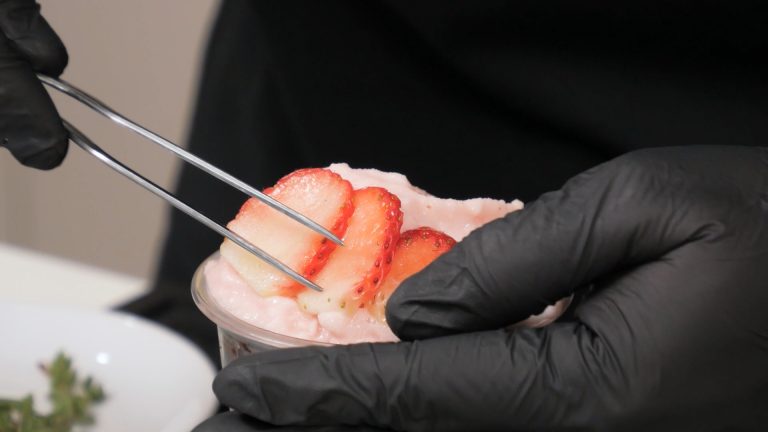 ขั้นตอนการทำสตรอว์เบอร์รีสูตรปั่น จากผลิตภัณฑ์ตรานกเหยี่ยว ฟอลคอน