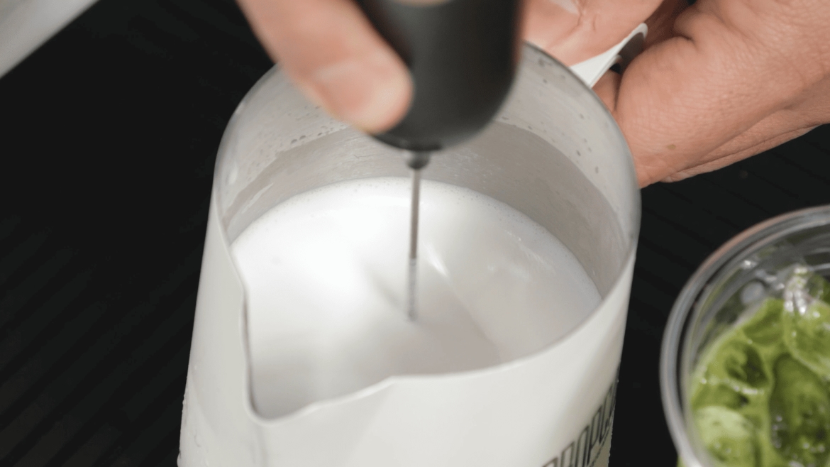 ขั้นตอนการทำเมนู มัทฉะลาเต้ จากผลิตภัณฑ์ตรานกเหยี่ยว ฟอลคอน