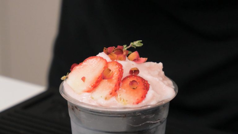 ขั้นตอนการทำสตรอว์เบอร์รีสูตรปั่น จากผลิตภัณฑ์ตรานกเหยี่ยว ฟอลคอน