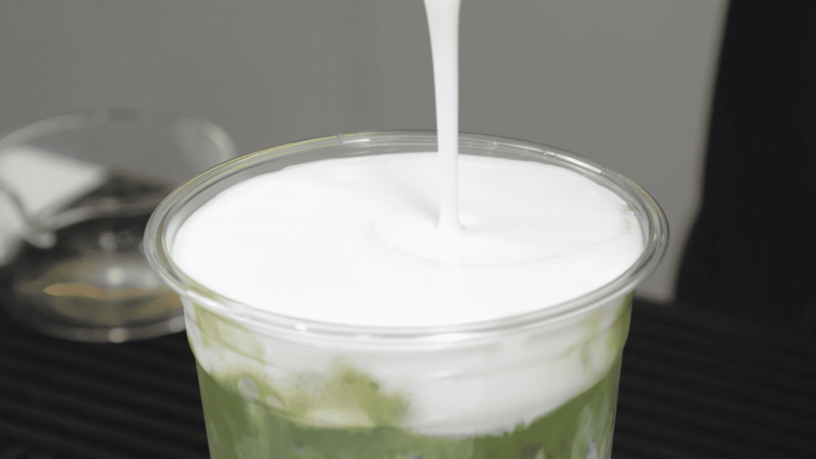 ขั้นตอนการทำเมนู มัทฉะลาเต้ จากผลิตภัณฑ์ตรานกเหยี่ยว ฟอลคอน