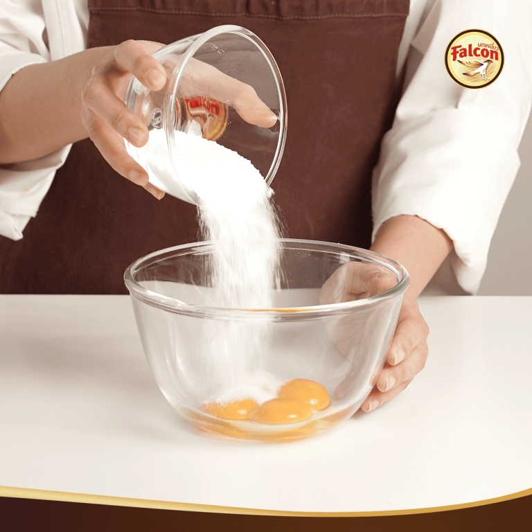 ขั้นตอนการทำเค้กชิฟฟ่อนครีมสตรอว์เบอร์รี จากผลิตภัณฑ์ ตรานกเหยี่ยว ฟอลคอน