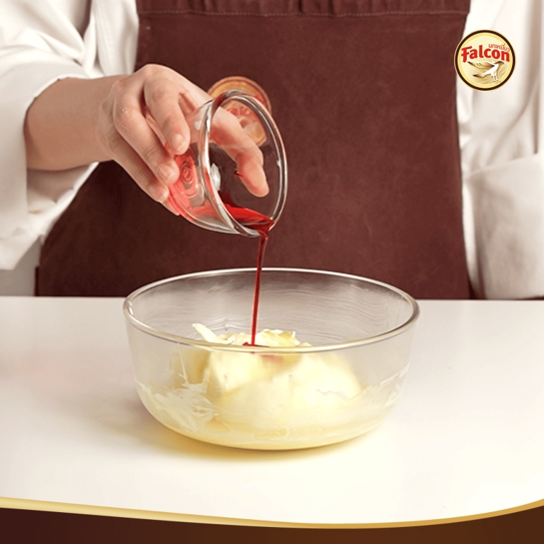 ขั้นตอนการทำเค้กชิฟฟ่อนครีมสตรอว์เบอร์รี จากผลิตภัณฑ์ ตรานกเหยี่ยว ฟอลคอน