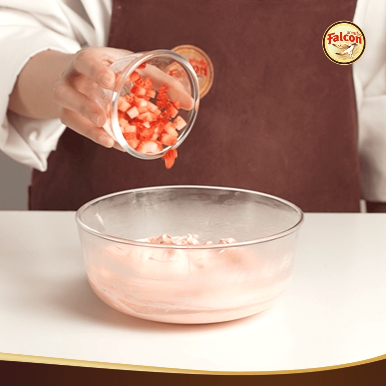 ขั้นตอนการทำเค้กชิฟฟ่อนครีมสตรอว์เบอร์รี จากผลิตภัณฑ์ ตรานกเหยี่ยว ฟอลคอน