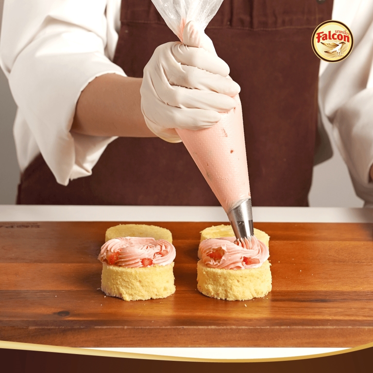 ขั้นตอนการทำเค้กชิฟฟ่อนครีมสตรอว์เบอร์รี จากผลิตภัณฑ์ ตรานกเหยี่ยว ฟอลคอน