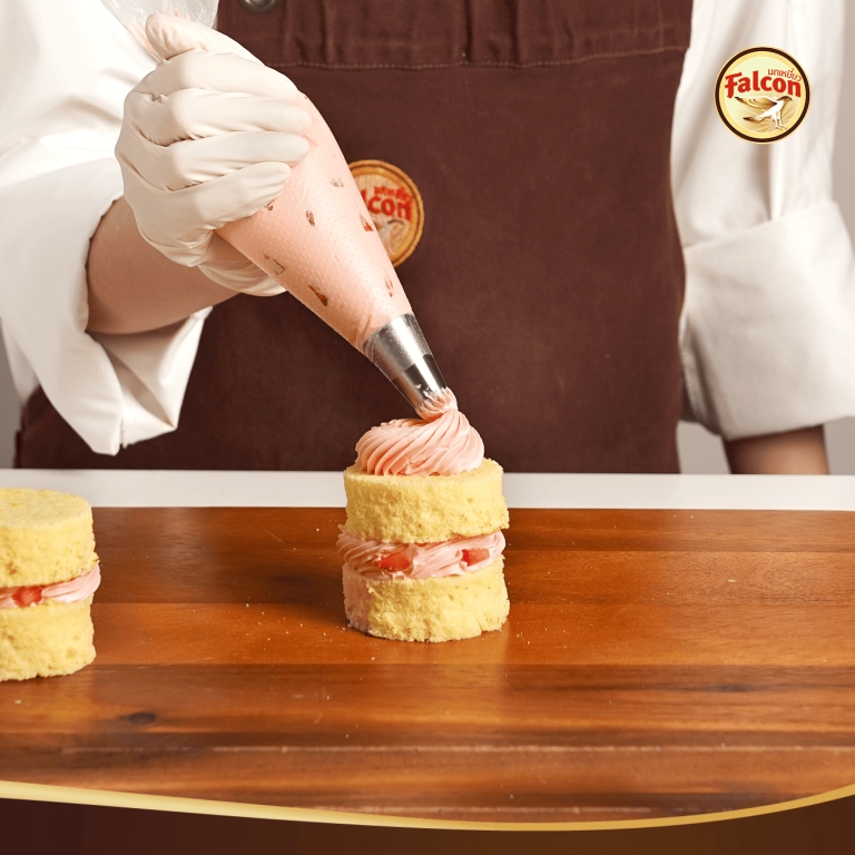 ขั้นตอนการทำเค้กชิฟฟ่อนครีมสตรอว์เบอร์รี จากผลิตภัณฑ์ ตรานกเหยี่ยว ฟอลคอน