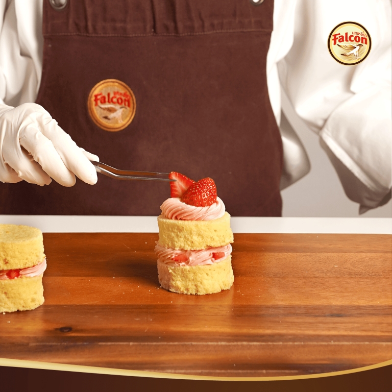 ขั้นตอนการทำเค้กชิฟฟ่อนครีมสตรอว์เบอร์รี จากผลิตภัณฑ์ ตรานกเหยี่ยว ฟอลคอน