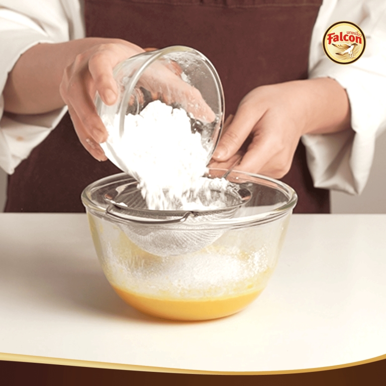 ขั้นตอนการทำเค้กชิฟฟ่อนครีมสตรอว์เบอร์รี จากผลิตภัณฑ์ ตรานกเหยี่ยว ฟอลคอน