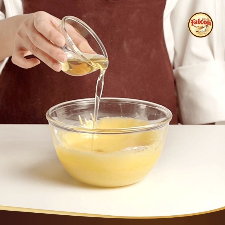 ขั้นตอนการทำเค้กชิฟฟ่อนครีมสตรอว์เบอร์รี จากผลิตภัณฑ์ ตรานกเหยี่ยว ฟอลคอน