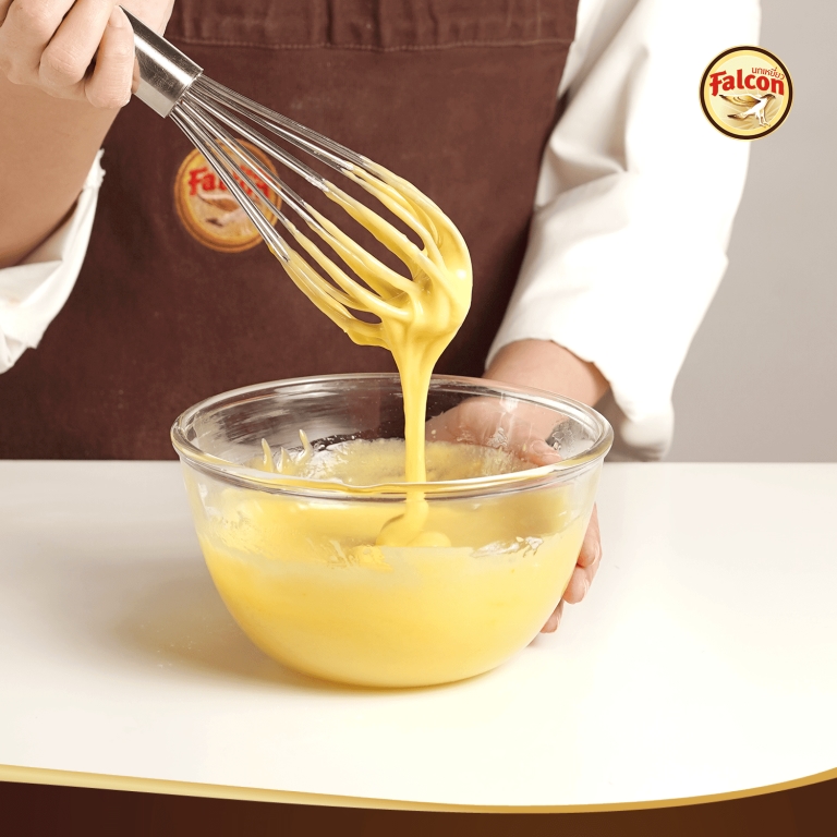 ขั้นตอนการทำเค้กชิฟฟ่อนครีมสตรอว์เบอร์รี จากผลิตภัณฑ์ ตรานกเหยี่ยว ฟอลคอน