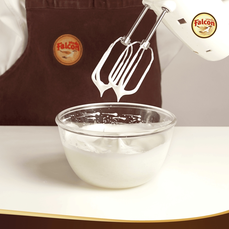 ขั้นตอนการทำเค้กชิฟฟ่อนครีมสตรอว์เบอร์รี จากผลิตภัณฑ์ ตรานกเหยี่ยว ฟอลคอน