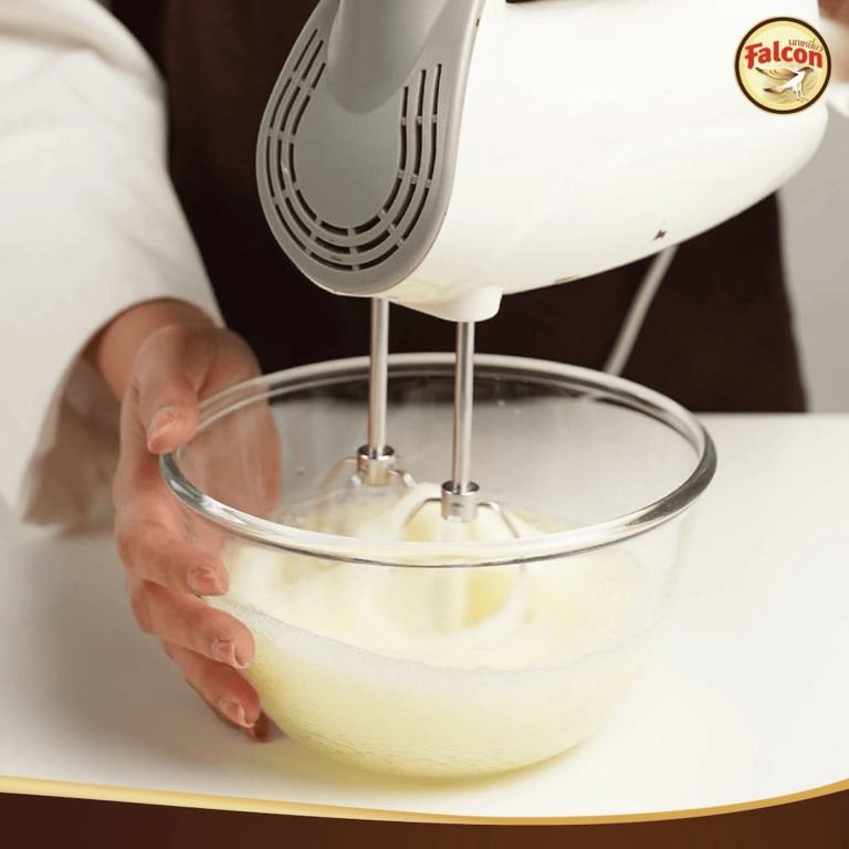 ขั้นตอนการทำเค้กชิฟฟ่อนครีมสตรอว์เบอร์รี จากผลิตภัณฑ์ ตรานกเหยี่ยว ฟอลคอน